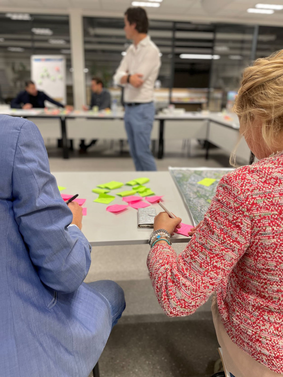 Twee deelnemers schrijven op post-its
